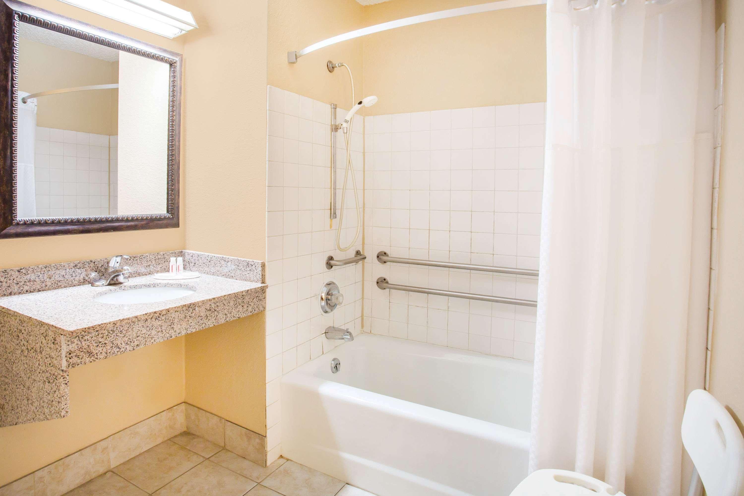 Super 8 By Wyndham Harrisonburg Motel Bagian luar foto