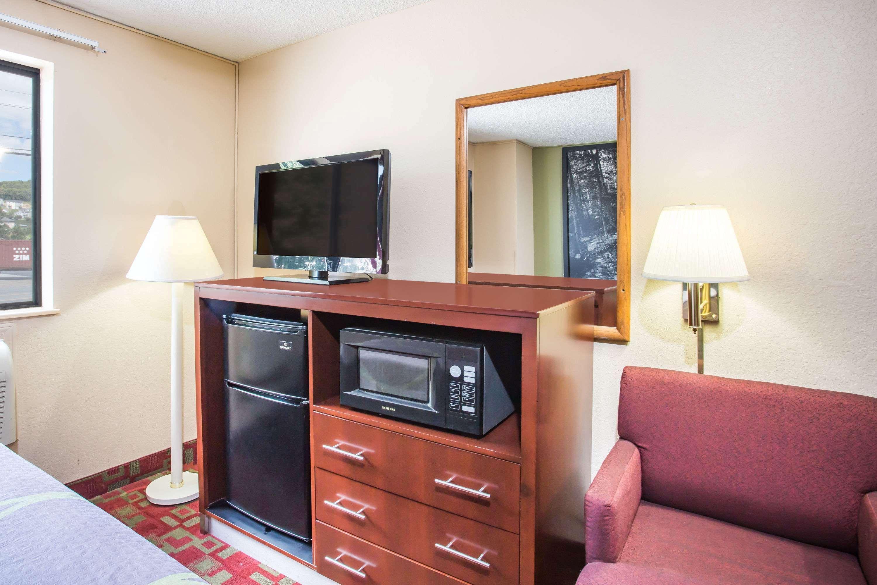 Super 8 By Wyndham Harrisonburg Motel Bagian luar foto