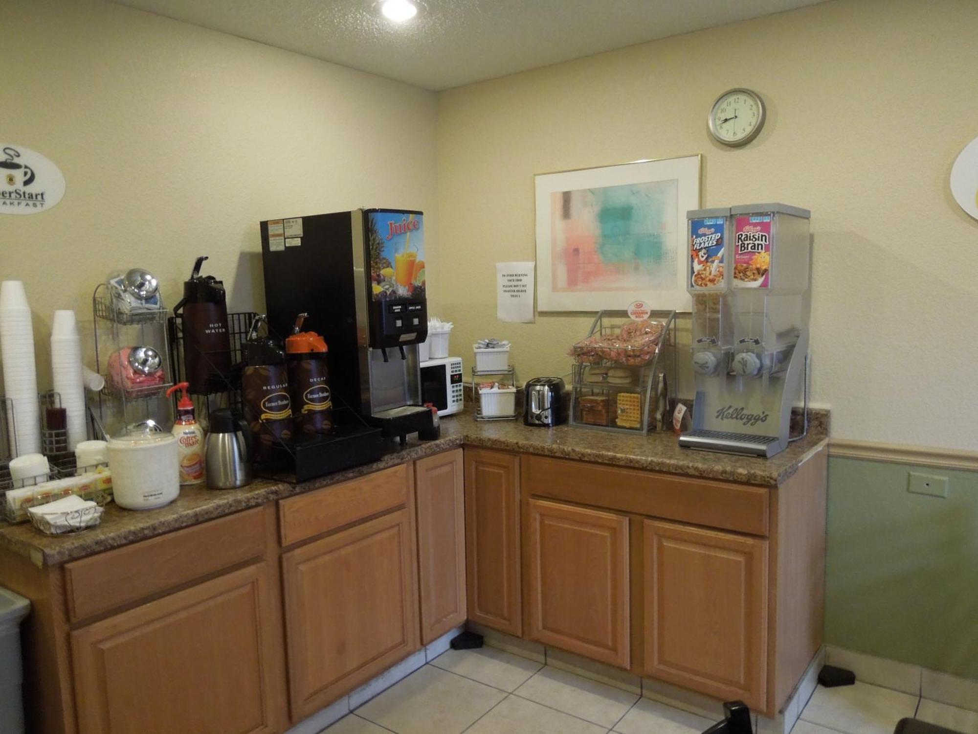 Super 8 By Wyndham Harrisonburg Motel Bagian luar foto