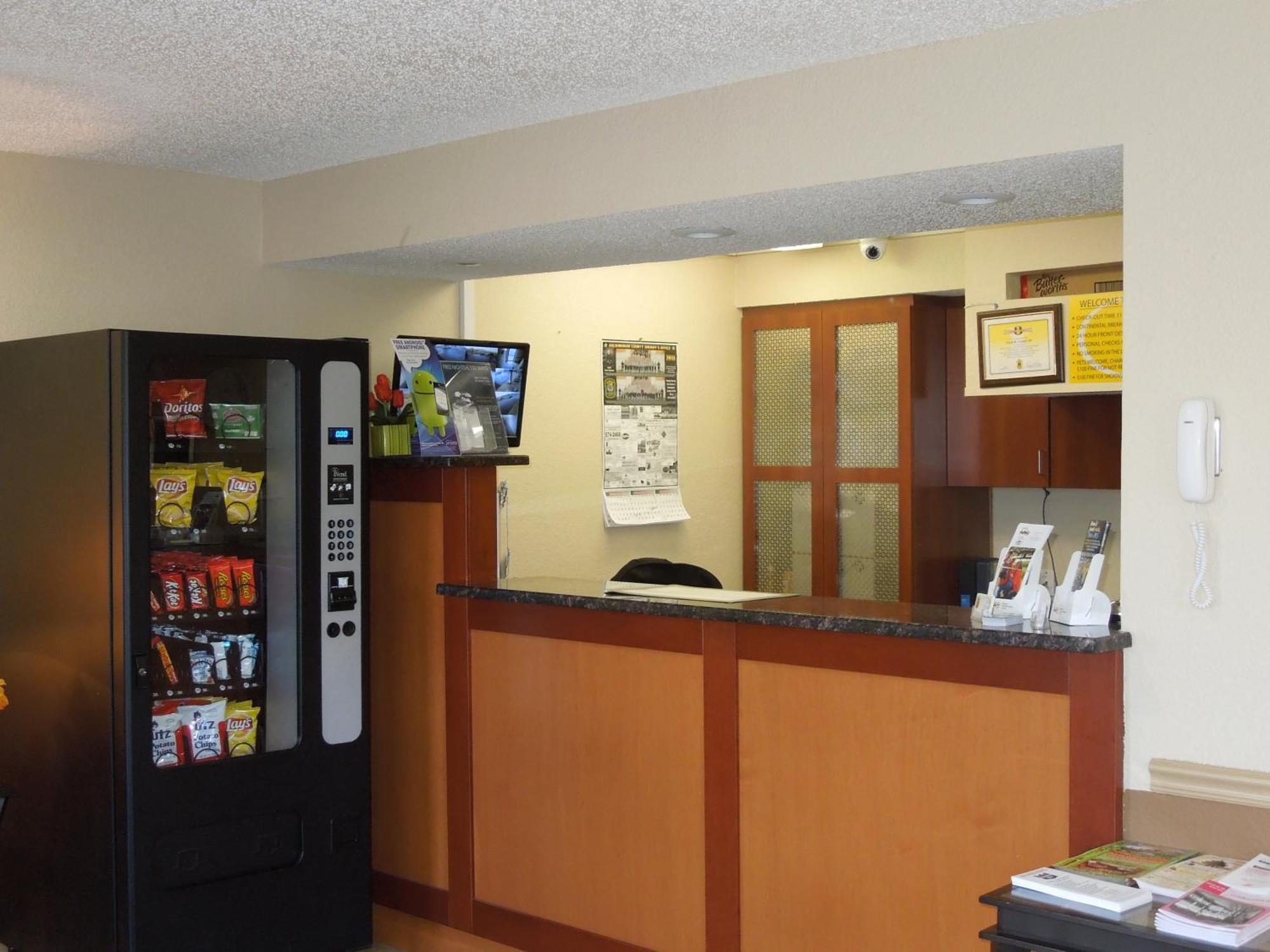 Super 8 By Wyndham Harrisonburg Motel Bagian luar foto