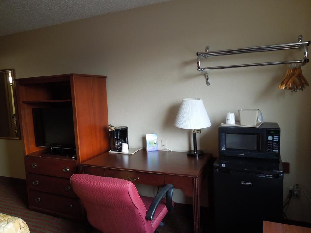 Super 8 By Wyndham Harrisonburg Motel Bagian luar foto