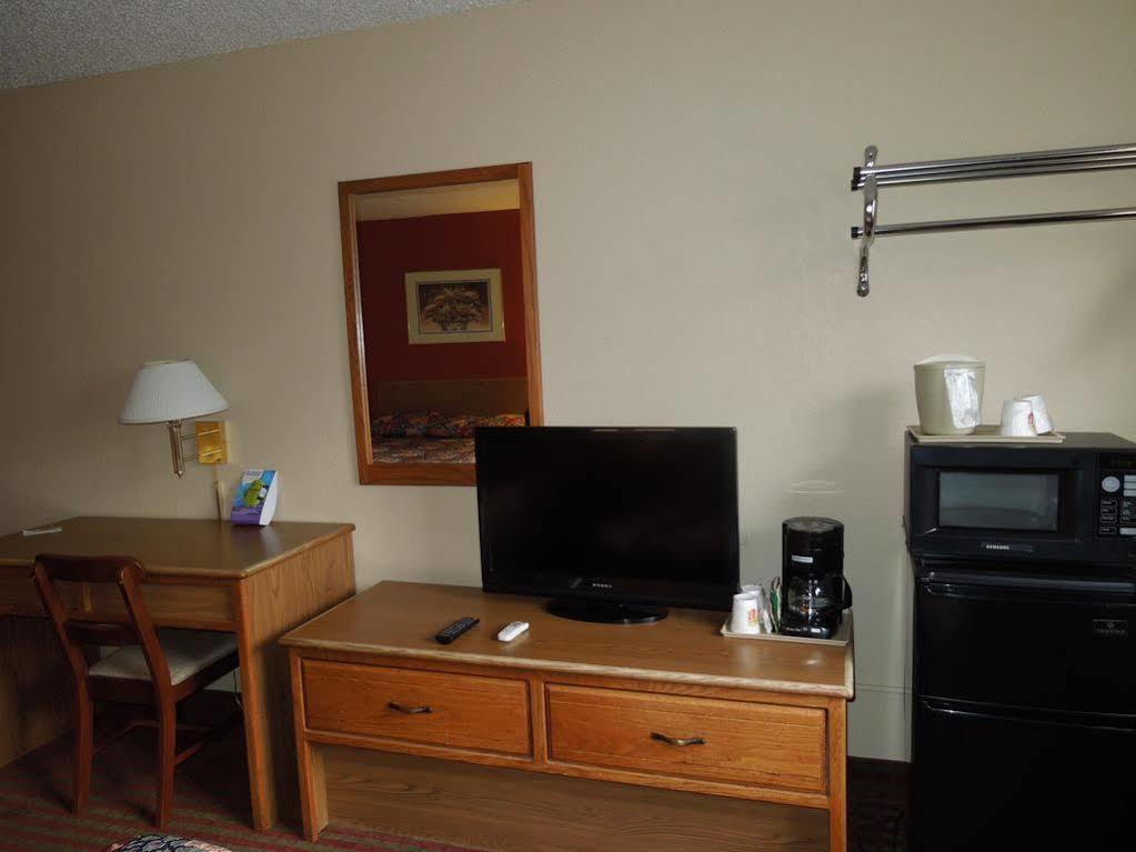 Super 8 By Wyndham Harrisonburg Motel Bagian luar foto